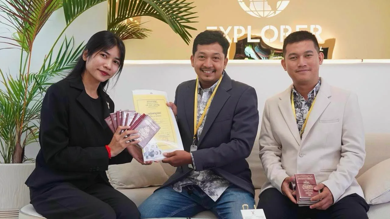 Global Eagle Travel advisor handing approval documents to clients